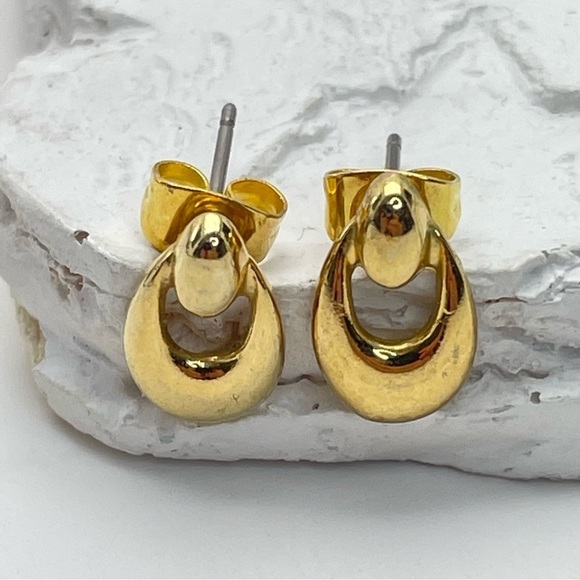 VINTAGE Dainty Gold Tone Earrings - Picture 2 of 7